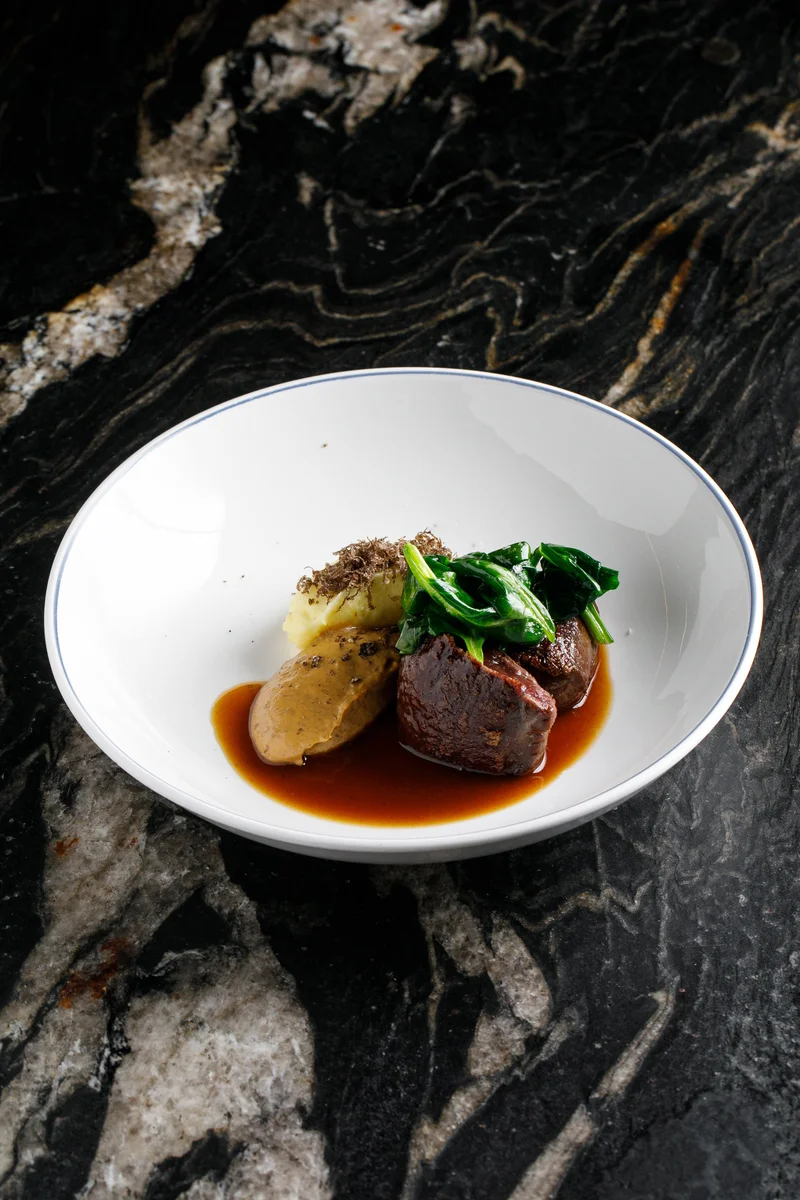 Филе оленя с кремом из грибов и трюфелем