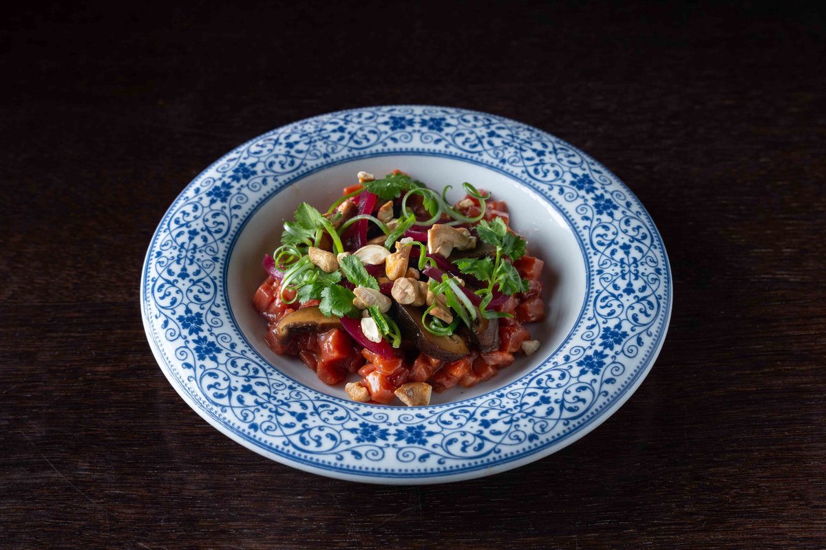 Тартар из говядины с шиитаке и кешью